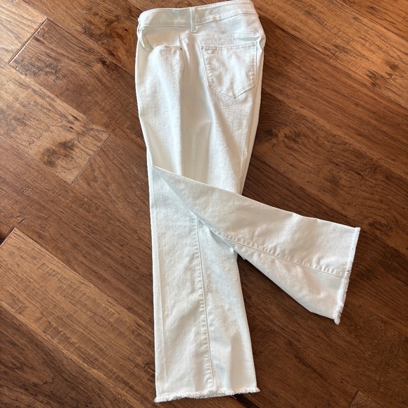 Chico's Size 2 White Perfect Stretch Girlfriend Flare Ankle Jeans Womens Size 12 - Picture 9 of 17